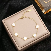 Tendencias de moda Nueva versión coreana de la pulsera Lucky Little Flower Lady Pulsera Trébol de cinco hojas Pulsera de joyería fresca diaria