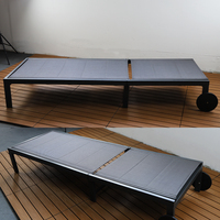 Chaise longue d'extérieur avec siège en toile, dossier réglable, roues, structure en métal noir pour piscine et patio
