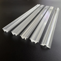 AEF-012 ~40 ° +120 °   Lentille linéaire LED en PMMA de qualité optique à faisceau étroit moyen pour vitrines et étagères