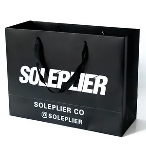 Anufacturer-bolsas de papel personalizadas para ropa, embalaje de zapatos negros con logotipo impreso, venta al por mayor