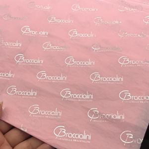 Papel de Seda Personalizado con Logo Plateado Impreso para Envoltura de Regalos y Ropa de Marca - Product Image 4