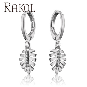 RAKOL EP5216 Pendientes de diseñador de moda para mujer en forma de hoja chapada en oro - Product Image 4