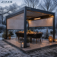 Pergola motorisée en aluminium avec rideaux latéraux et chauffage infrarouge encastré pour un patio familial confortable, un jardin d'hiver