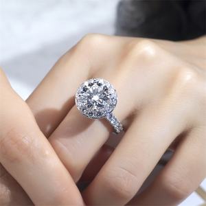 Anillo de diamantes redondos de oro blanco de 18 quilates Messi Jewelry MSR-1443 para mujer - Product Image 4