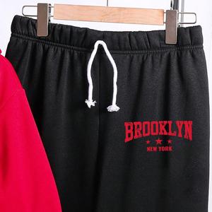Set Trendy per Bambini 2 Pezzi: Felpa Rossa con Scritta Brooklyn e Pantaloni Jogger Neri con Elastico in Vita, Outfit Casual Quotidiano, Spedizione Rapida - Product Image 3