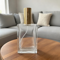 Flacon de parfum portable en verre transparent carré de 100 ml avec pulvérisateur doré/argenté, diffuseur à roseaux sérigraphié pour les déplacements
