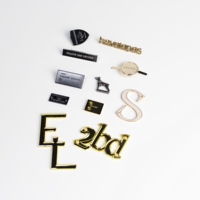 Etiquetas de Metal Personalizadas de Alta Calidad para Ropa con Bordes Cortados con Láser, Etiquetas con Logotipo de Marca en Relieve 3D Ecológicas para Prendas
