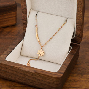 Collar de Acero de Titanio con Borla y Margarita, Superventas Transfronterizo para Mujer, No se Destiñe, Estilo Frío, Calidad Exquisita - Product Image 2