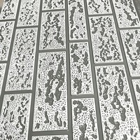 Panneau de revêtement métallique à motif de pierre craquelée blanc-gris, âme en mousse PU de 16 mm pour la décoration murale extérieure