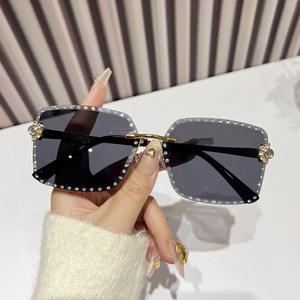 แว่นกันแดดผู้หญิง UV400 กรอบโลหะ ประดับเพชรทรงสี่เหลี่ยม เลนส์ PC  แบบปรับแต่งได้ - Product Image 5