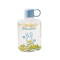 Draagbare transparante platte vierkante glazen fles voor sap en thee met cartoonprintjes en deksel, glazen drankfles