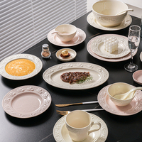 Ensemble de vaisselle en céramique gaufrée en gros, coffret cadeau personnalisable, emballage en boîte cadeau, tasse rouge, assiette en céramique pour la maison
