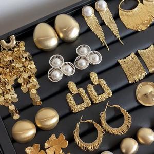 Boucles d'oreilles à pampilles fleuries rétro vintage européennes et américaines, élégantes, légères et luxueuses, en argent, pour femmes, vente en gros - Product Image 1