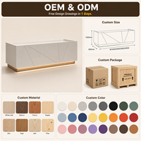 Bureau d'accueil de style minimaliste moderne et luxueux avec logo lumineux, idéal pour les services de conception dans les halls d'entreprise