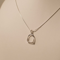 Bijoux en argent minimaliste bijoux de cheval cadeau équestre en acier inoxydable Simple étrier équin pendentif collier