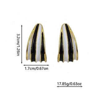 Pendientes Largos Personalizados de Alta Gama, Estilo Vintage Retro, con Diseño de Cebra, Gota de Aceite, Color Negro y Blanco, Aleación Chapada en Oro para Mujer - Product Image 3