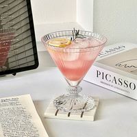 Verre à cocktail créatif à rayures en relief, coupe à martini triangulaire à pied court, polyvalent pour les desserts glacés et les boissons