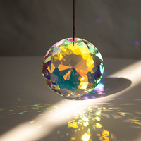 Nouveauté 2026 : Attrape-soleil en cristal K9 arc-en-ciel, type boucle d'oreille, pour fenêtre, lampe, lustre, prismes lumineux – Idéal pour les cadeaux
