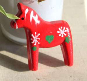 Autocollants magnétiques de réfrigérateur de cheval de Dala en bois peints à la main européens et américains - Product Image 5