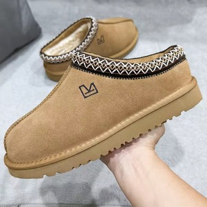 Les bottes d'hiver Uggs sont fabriquées en cuir de haute qualité et conviennent à la fois aux occasions décontractées et aux conditions hivernales. - Product Image 6