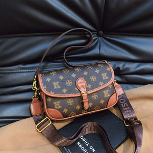 Sac carré en PU de haute qualité à motif géométrique. L'intérieur est doublé d'une fermeture éclair. Il convient à un usage quotidien.186 - Product Image 6