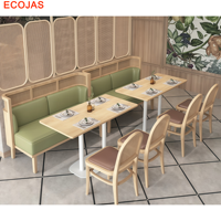 Ensemble de mobilier de restaurant avec banquette murale à panneaux tissés, banc vert et chaises à dossier tissé