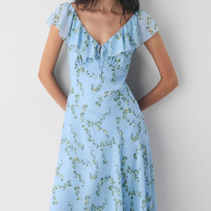 เดรสสีฟ้าอ่อนพิมพ์ลายดอกไม้แบบเปิดไหล่ กระโปรงลำลองชายระบายทรงเอไลน์ ความยาวปานกลาง เหมาะสำหรับงานแต่งงาน วันหยุดพักผ่อน หรือใส่ไปงานเลี้ยงฤดูร้อน - Product Image 2