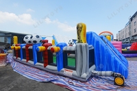 Terrain de football gonflable commercial avec buts pour enfants et adultes, idéal pour événements extérieurs et activités de team building