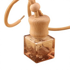 Diffuseur de parfum pour voiture en verre carré avec bouchon en bois, à suspendre - Product Image 1