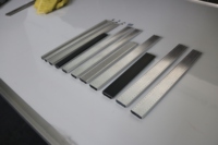 Espaciadores de barra de aluminio para puertas y ventanas de vidrio aislante de gama completa Perfiles de ventana de vidrio especiales para casas de contenedores