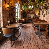 Tables et chaises rétro esthétiques, meubles aux tons vintage chaleureux pour les cafés et boulangeries de loisirs