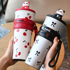 Gobelet isotherme 700 ml mignon Panda 3D avec paille en silicone, en acier inoxydable SUS304 et PP, avec bande de maintien en silicone et cordon de transport - Product Image 3