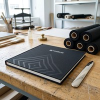 Stampa Catalogo Prodotti Aziendale di Lusso Personalizzato con Copertina Rigida, Dorso Quadrato, UV Selettivo e Logo in Lamina Argento