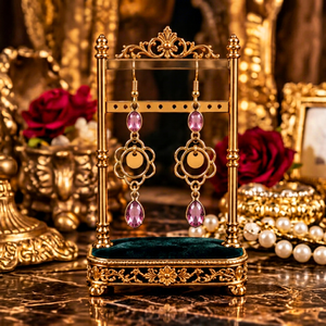 Pendientes Colgantes Florales Vintage con Perlas de Agua Salada y Cristales Chapados en Oro para Mujer - Joyería de Regalo - Product Image 1