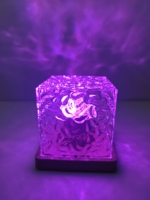 Lampada Cubo 3D Effetto Onde d'Acqua - Luce Notturna LED Dinamica RGB a 16 Colori per Illuminazione d'Atmosfera e Arredamento Casa