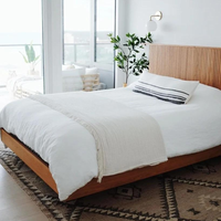 Holz kopfteil im skandi navis chen Stil mit modernem Holzbett rahmen im Lager regal