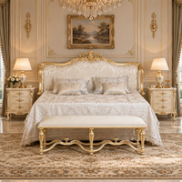 Lit King Size Classique Français Haut de Gamme en Tissu Crème avec Cadre en Bois Sculpté – Mobilier de Chambre de Luxe pour Villa et Hôtel