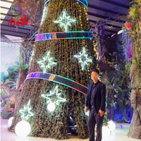 Arbre de Noël géant illuminé avec ruban - Décoration de rue commerciale pour événements extérieurs et affichage en place publique