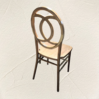 Chaises de mariage empilables Infinity Phoenix en bois naturel
