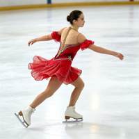 Robe de patinage artistique rouge à épaules dénudées et manches à volants, costume en maille orné de strass pour enfants et adultes, pour compétition et spectacle sur glace