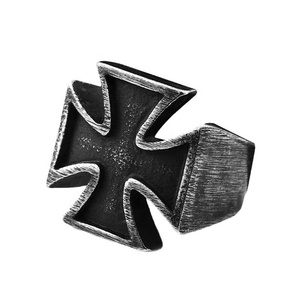 Bague large en acier inoxydable 316 pour homme, motif croix gothique, textures contrastées, esthétique sombre et masculine, accessoire rétro élégant - Product Image 4