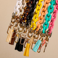 Porte-clés élégant en acrylique avec bracelet à pompon pour femme, idéal pour clés de voiture et breloque de sac