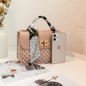 Bolso <span class=keywords><strong>de</strong></span> Moda 2025 con Cierre <span class=keywords><strong>de</strong></span> Cremallera Venta al por Mayor Directa <span class=keywords><strong>de</strong></span> Fábrica Bolso Cruzado Pequeño Cuadrado con <span class=keywords><strong>Cadena</strong></span> y Pañuelo <span class=keywords><strong>de</strong></span> Seda Estampado - Product Image 2