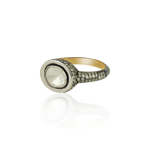 แหวนโอวัลเพชรดิบ (โพลกี้) ประดับด้วยโอเวอร์แฮโล่ ทำจากทองคำสีเหลืองและเงินออกซิไดซ์ ดีไซน์หรูหราโดดเด่นด้วยเพชรดิบทรงโอวัลตรงกลาง - Product Image 2