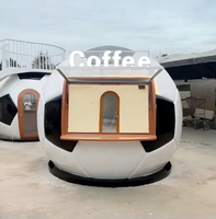 Maison préfabriquée sur le thème du ballon de football avec escalier en colimaçon - Chalet mobile en forme de ballon de football pour les stations de glamping