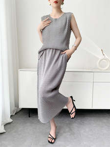 Ensemble haut sans manches plissé Miyake et jupe midi, style décontracté quotidien, vêtements occidentaux pour femmes, vente en gros en ligne - Product Image 3