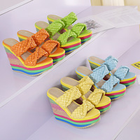 Sandales compensées tressées pour femmes ODM OEM, en microfibre, à bout ouvert, à enfiler, style espadrille, talon plateforme, légères, pour l'été