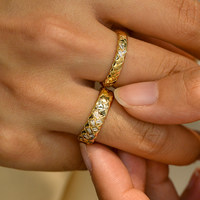 Anillo de Oro de 18K con Diamantes Cultivados en Laboratorio, Diseño de Cinta Tejida con Diamantes Baguette Cónicos, Estilo Bellesiora, Disponible en Versiones Anchas y Estrechas