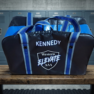 Sacs Prime personnalisés en bâche noire pour le hockey avec sangles bleues, fermeture éclair, nom et logo personnalisés - Imperméable et très résistant - Product Image 1