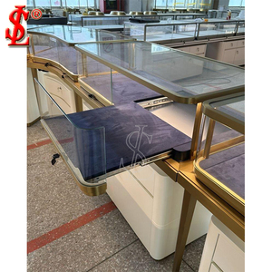 आधुनिक घुमावदार ग्लास गहने प्रदर्शनी कैबिनेट कस्टम आकार धातु स्टेनलेस स्टील आभूषण बुटीक डिस्प्ले कैबिनेट - Product Image 6